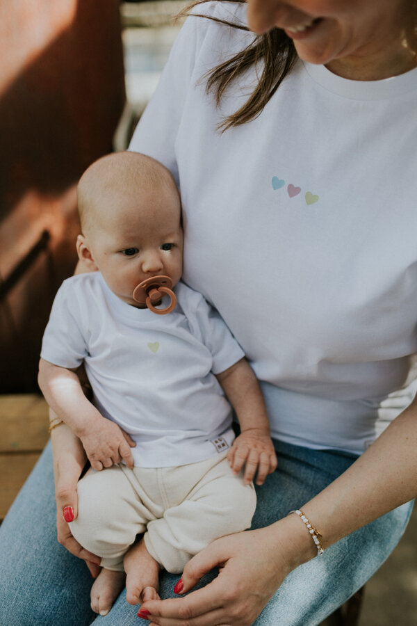 Love – T-shirt (baby)(personaliseerbaar)